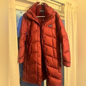 Patagonia Women's Long maroon down with it parka medium